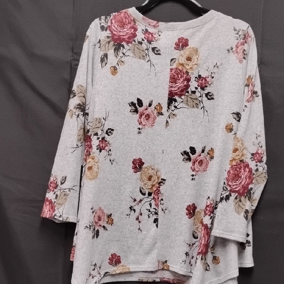 Green Envelope Floral Long Sleeve Top - Gray and Red - Picture 7 of 7